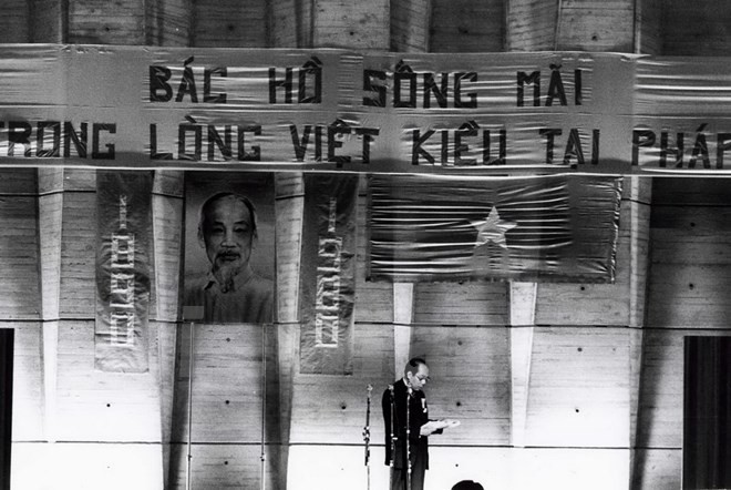 Bức ảnh chụp lễ kỷ niệm sinh nhật Bác Hồ vào năm 1980 của tác giả Lê Tấn Xuân. (Ảnh chụp lại từ triển lãm: Sỹ Dũng/Vietnam+)