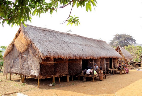 Khung nhà Dài làm bằng gỗ, sàn lát tre, mái trong bằng lá mây rừng ngoài lợp tranh.