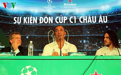 Hai huyền thoại Gullit và Puyol sẽ rước cúp Champions League đi khắp ba miền của đất nước hình chữ S. (Ảnh: Hà Khánh)