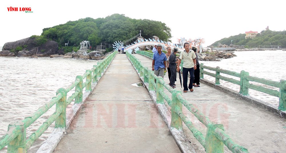 Khu du lịch Hòn Đá Bạc (xã Khánh Bình Tây) cách TP Cà Mau khoảng 45km. Trong những năm kháng chiến chống Mỹ cứu nước, quân và dân nơi đây đã tấn công, bứt rút Trung đội pháo 105 ly mà địch dùng để khống chế vùng căn cứ cách mạng Khánh Bình Tây và tuyến ven biển phía Tây của Cà Mau. Đây còn là địa điểm diễn ra chuyên án CM12- đánh bại cuộc nhập biên phá hoại, âm mưu lật đổ chế độ xã hội chủ nghĩa do Lê Quốc Túy và Mai Văn Hạnh cầm đầu vào đầu những năm 80 thế kỷ trước.