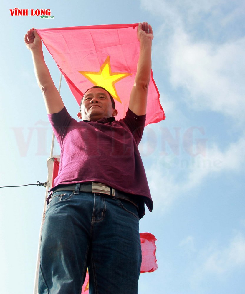 Ngư dân Nguyễn Văn Tám- huyện đảo Phú Quý- giơ cao ngọn cờ Tổ quốc. Trên chiếc tàu hơn 450CV của mình, lá cờ tung bay phấp phới trên biển như lời khẳng định chủ quyền thiêng liêng của Tổ quốc.