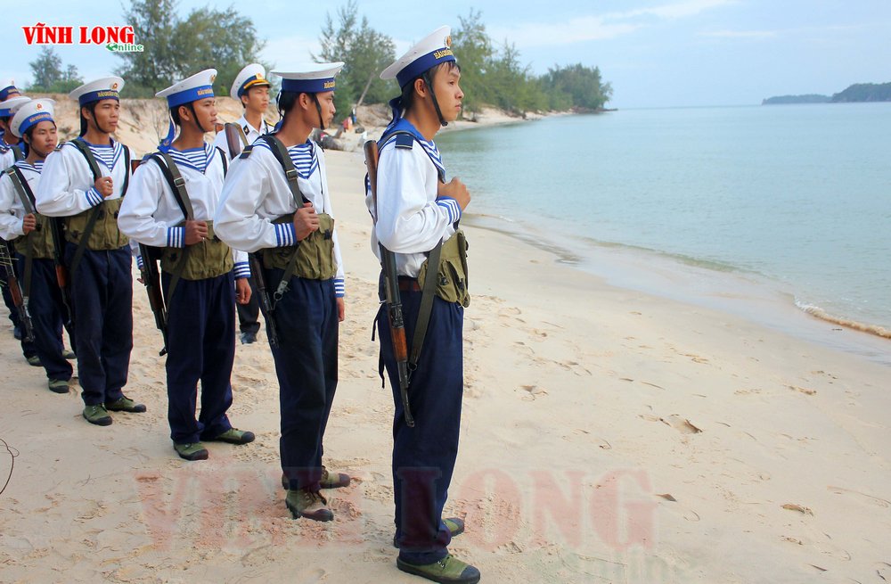 Các chiến sĩ Tiểu đoàn 563- Bộ Tư lệnh Vùng V Hải quân (huyện Phú Quốc- Kiên Giang) tuần tra, bảo vệ toàn vẹn lãnh thổ.