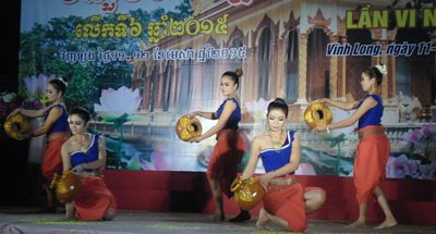 Liên hoan nghệ thuật quần chúng Khmer được tổ chức hàng năm thu hút nhiều diễn viên đồng bào dân tộc tham gia.