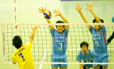 Đội XSKT Vĩnh Long trong pha chắn bóng, đã giành thắng lới quan trọng 3-2 trước Hà Tĩnh.