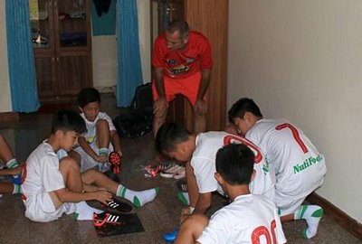 HLV Graechen theo dõi các cầu thủ khóa 3, 4 thử giày