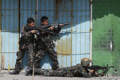 Quân đội Philippines trong một cuộc giao tranh với phiến quân Hồi giáo - Ảnh: Reuters