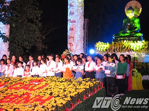 Nhân dịp này, Giáo hội Phật giáo Việt Nam cũng tặng trên 100 suất học bổng và suất quà cho các học sinh giỏi của Thành phố 