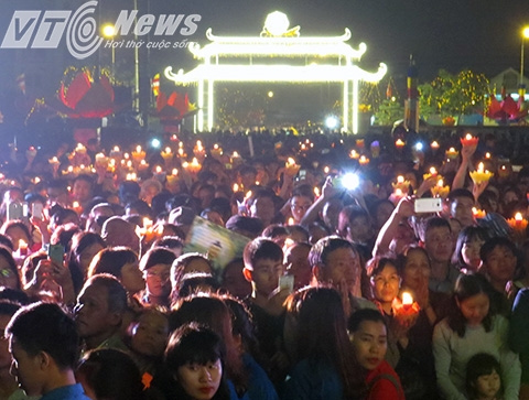 Sau phần nghi lễ, cả vạn người dân cùng các tăng ni, phật tử trong và ngoài thành phố lần lượt tiến về lễ đài tận mắt chiêm bái, kính lễ tôn tượng Phật Ngọc hòa bình thế giới