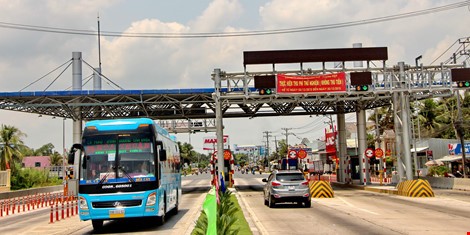 Từ 0 giờ ngày 14-4, ô tô các loại phải nộp phí khi qua trạm thu phí trên QL1 đoạn Cần Thơ - Phụng Hiệp . Ảnh: GIA TUỆ