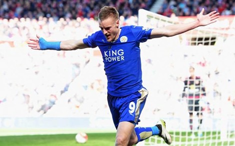 Vardy lập cú đúp và tiếp tục cạnh tranh vua phá lưới với Harry Kane.