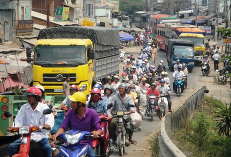 Xe đầu kéo kẹt gầm trên dốc cầu gây ùn tắc giao thông hàng km