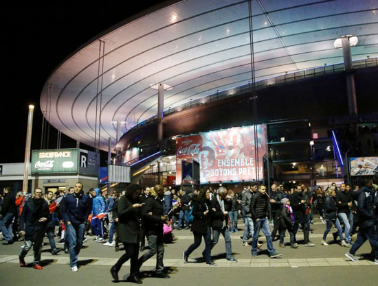 Khán giả rời sân Stade de France sau vụ tấn công khủng bố Paris ngày 13-11-2015. Ảnh: AP