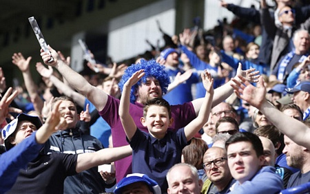 Cơn cuồng say bóng đá tại Leicester khiến người hâm mộ có thể trả số tiền điên rồ để xem đội nhà đăng quang Ngoại hạng Anh. Ảnh: Reuters.