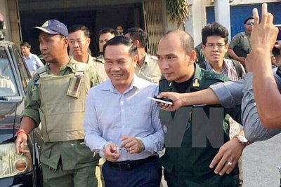 Ông Um Sam An (thứ 2, trái) bị cảnh sát áp giải tại thủ đô Phnom Penh, Campuchia ngày 11/4. (Ảnh: THX/TTXVN)