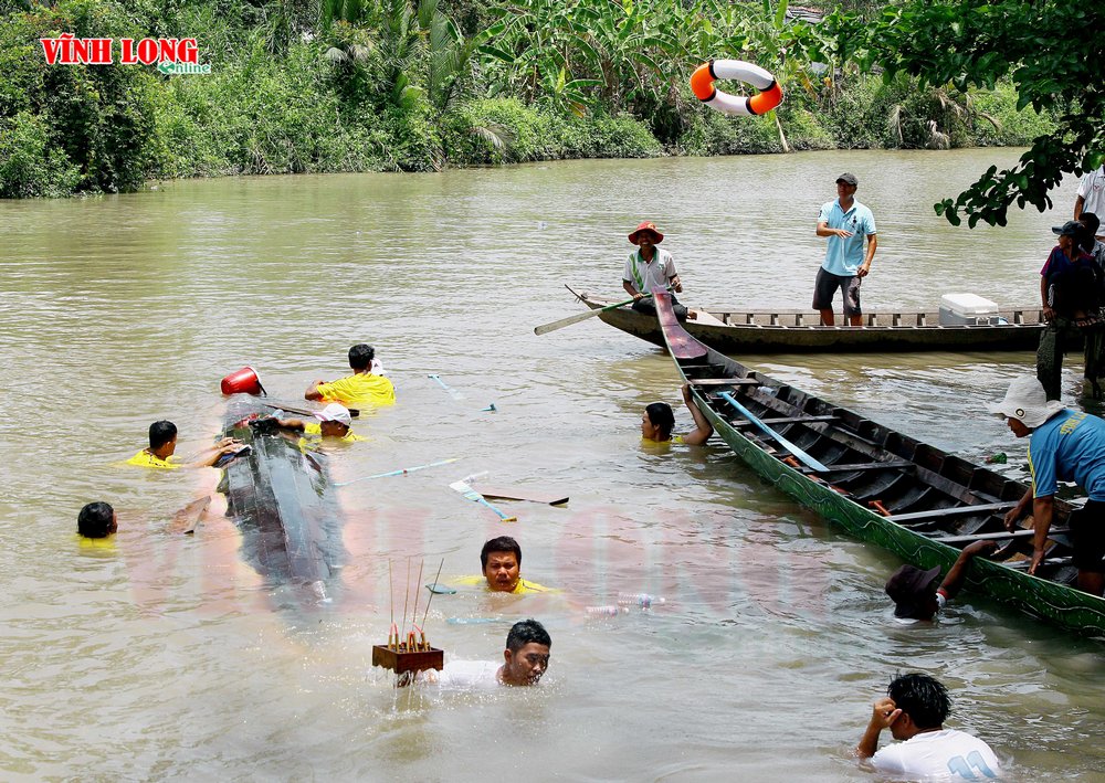  Năm nay, chỉ có 1 sự cố duy nhất, nhưng sau khi về đích, các tay bơi xoay xuồng, để nước tràn vào.
