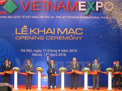 Phó Thủ tướng Vương Đình Huệ cắt băng khai mạc Hội chợ Vietnam Expo 2016 (Ảnh: Đức Duy/Vietnam+)