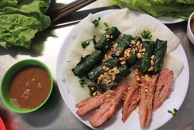  Nem nướng ăn kèm bò lá lớp ở Cần Thơ ngon khó cưỡng. Ảnh: Văn Hào