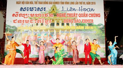 Các tiết mục văn nghệ vui tươi, rộn ràng thu hút hàng ngàn lượt người xem. Ảnh: DƯƠNG THU