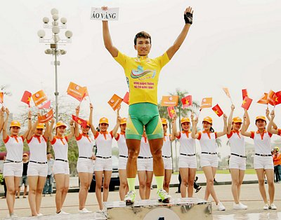 Tay đua Nguyễn Thành Tâm (Gạo hạt ngọc trời An Giang) tiếp tục giành áo vàng. Ảnh: DƯ HẢI