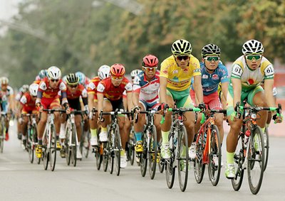 Tay đua Nguyễn Thành Tâm (Gạo hạt ngọc trời An Giang, áo vàng) tranh tài quyết liệt và về đích đầu tiên ở chặng 5. Ảnh: DƯ HẢI