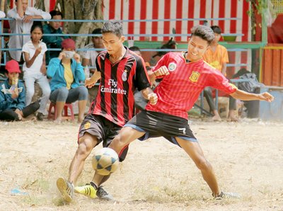 Pha tranh bóng của đội Vũng Liêm (trái) trong trận thắng Trường Dân tộc nội trú 3-2.