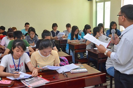 Sinh viên học ngành tiếng Anh năm cuối của các trường sư phạm có thể tham gia hỗ trợ các trường tiểu học trong việc giảng dạy tiếng Anh Ảnh: TẤN THẠNH