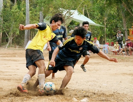 Pha tranh bóng của đội Trà Ôn (trái) trong trận thua 0-2 trước đội Vũng Liêm.