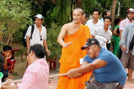 Các vị sư cũng ra sân cổ vũ cho các VĐV thi đấu.