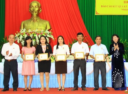 Phó Chủ tịch nước Đặng Thị Ngọc Thịnh và Phó Đoàn ĐBQH tỉnh tặng kỷ niệm chương cho cán bộ văn phòng ĐBQH- HĐND tỉnh. 