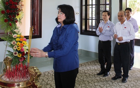 Phó Chủ tịch nước cùng đoàn đến thắp hương tại Khu lưu niệm Cố Thủ tướng Chính phủ Võ Văn Kiệt.
