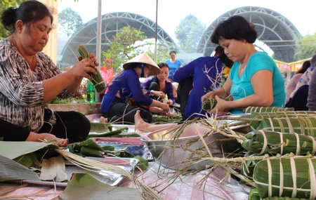 Thi gói bánh chưng, bánh tét dâng lên các vua Hùng.