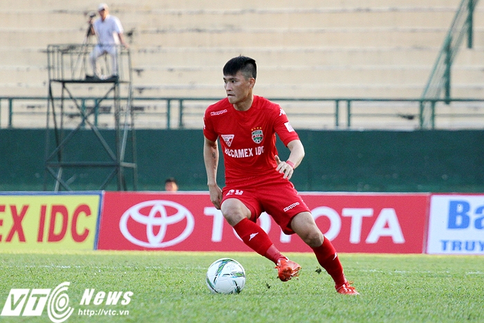 Tiền đạo Công Vinh đang bị giãn cơ háng (ảnh: Hoàng Tùng) 