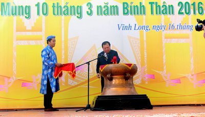 Chủ tịch UBND tỉnh Vĩnh Long Nguyễn Văn Quang đánh trống khai lễ giỗ Quốc Tổ Hùng Vương năm 2016 tại tỉnh.