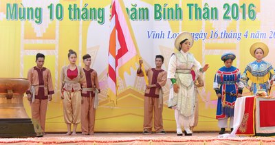 Diễn hoạt cảnh tuồng tích “Tiếng trống Mê Linh”.