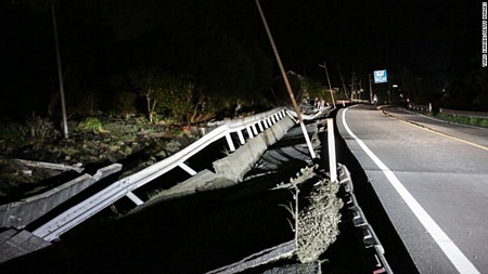 Đường bị nứt gãy ở Masiki, Kumamoto. Ảnh: CNN