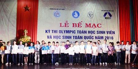 Trao thưởng cho các thí sinh đoạt giải. Ảnh: TTX