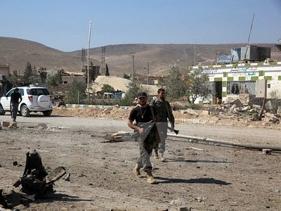 Binh sỹ Syria làm nhiệm vụ tại thị trấn Khanasser, Aleppo. (Ảnh: AFP/TTXVN)