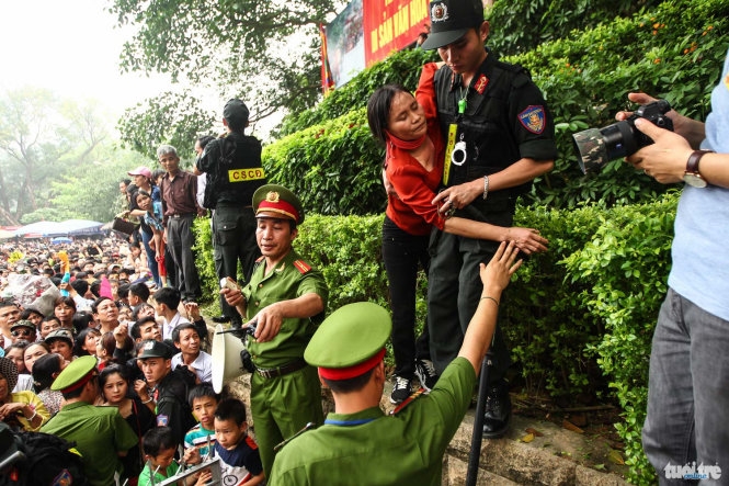 Lực lượng chức năng phải vào cuộc "giải cứu" trẻ nhỏ và phụ nữ, người già bị ngất (Ảnh: TTO)