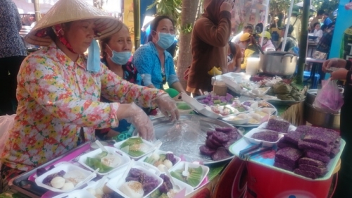 Hàng trăm loại bánh dân gian tại lễ hội hứa hẹn cơn mưa thèm nhỏ dãi cho các tín đồ thích ăn quà vặt