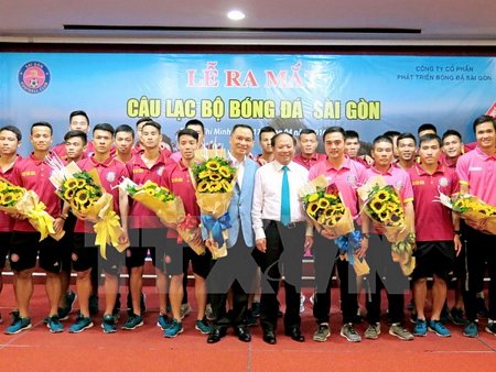 Ông Tất Thành Cang, Ủy viên Trung ương Đảng, Phó Bí thư thường trực Thành ủy Thành phố Hồ Chí Minh chúc mừng Câu lạc bộ Sài Gòn. (Ảnh: Quang Nhựt/TTXVN)