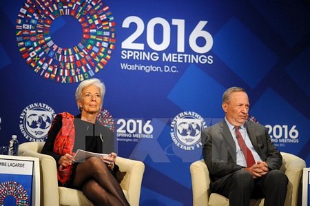 Giám đốc IMF Christine Lagarde (trái) và chuyên gia kinh tế Đại học Harvard Mỹ Larry Summers tại hội nghị. (Ảnh: AFP/TTXVN)