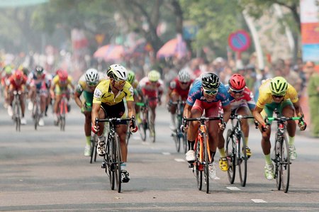 Tay đua Lê Văn Duẩn rút thắng Nguyễn Thanh Tâm ngay tại đích đến. Ảnh: Dư Hải