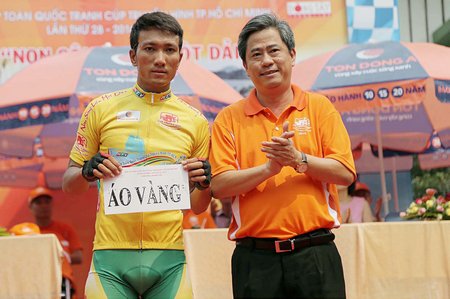 Ông Dương Thanh Tùng- TGĐ Đài PTTH TP Hồ Chí Minh trao áo vàng cho Nguyễn Thanh Tâm Ảnh: Dư Hải