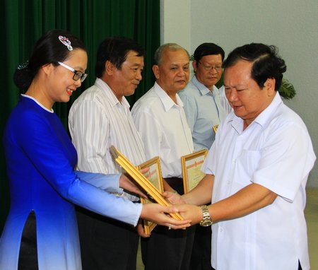 Khen thưởng tập thể, cá nhân thực hiện tốt cuộc vận động, đóng góp quỹ “Vì người nghèo”.