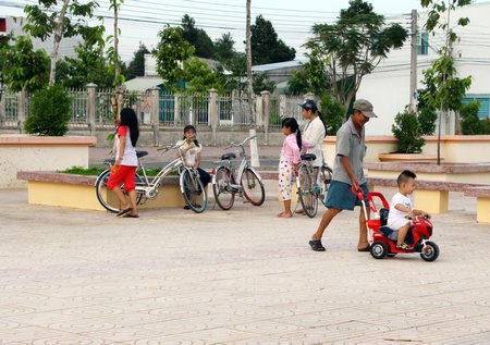 Cần trả lại vẻ sáng- xanh- sạch- đẹp cho công viên.