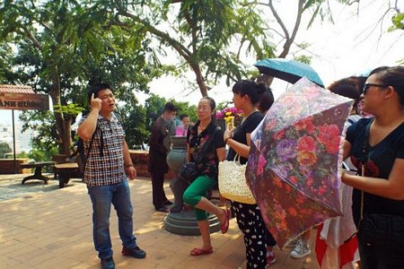 Một hướng dẫn viên “chui” Trung Quốc hành nghề tại TP Nha Trang, tỉnh Khánh Hòa Ảnh: KỲ NAMMột hướng dẫn viên “chui” Trung Quốc hành nghề tại TP Nha Trang, tỉnh Khánh Hòa Ảnh: KỲ NAM