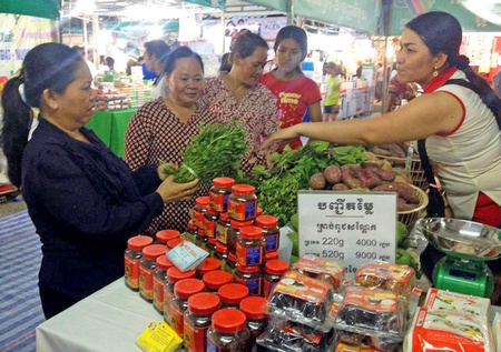 Sản phẩm sạch, an toàn mang thương hiệu Vĩnh Long đến với người tiêu dùng Campuchia.