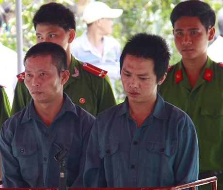 Bị cáo Quang và Vinh tại tòa.