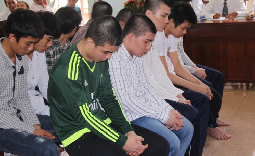 Các bị cáo tỏ ra ăn năn hối cải, chủ động khác phục hậu quả cho nạn nhân. Ảnh: Cửu Long