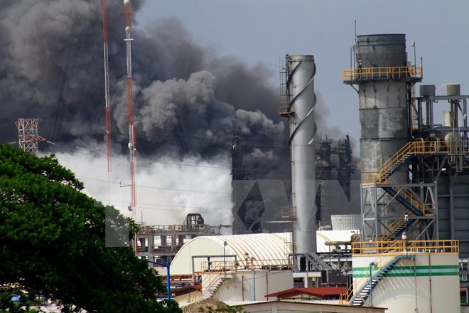 Khói đen bốc lên dữ dội sau vụ nổ ở nhà máy hóa dầu Pemex ngày 21/4. (Nguồn: AFP/TTXVN)